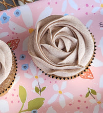 Load image into Gallery viewer, Mother&#39;s Day Flower Cupcake Combo
