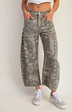 Load image into Gallery viewer, Paisley Printed Barrel Jeans
