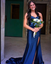 Load image into Gallery viewer, Prom Bouquet
